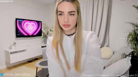 Snapshot of nicole_blueberry chatting on November 7, 9:26 pm Nicole online show from November 7, 9:26 pm