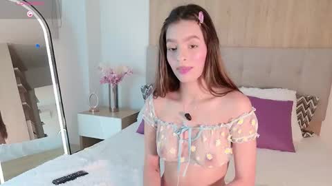 Snapshot of nicole_whitee chatting on January 5, 10:46 pm N A T A L I A online show from January 5, 10:46 pm