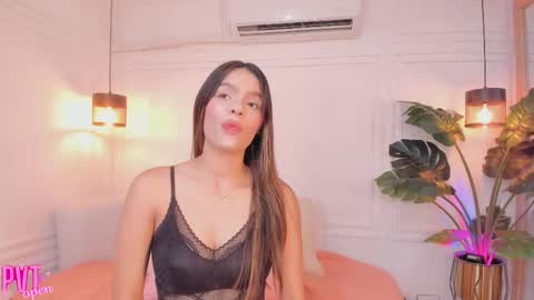 Snapshot of nicole_whitee chatting on February 19, 7:43 pm N A T A L I A online show from February 19, 7:43 pm