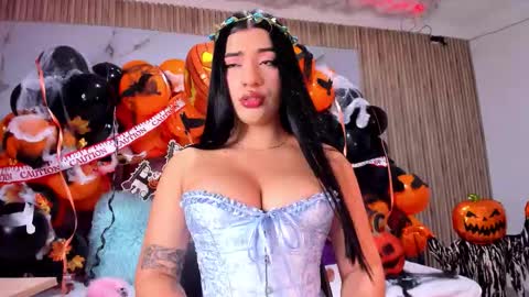 Snapshot of nicolee19_ chatting on October 31, 11:11 am nicolee19_ online show from October 31, 11:11 am