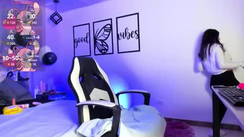 nicolee millerr online show from October 28, 12:09 pm