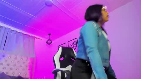 nicolee millerr online show from January 10, 12:40 pm