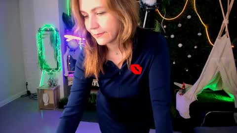 nicolehits online show from April 15, 1:18 pm