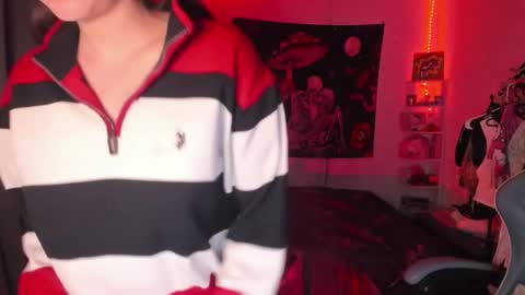 Nicol independent model online show from October 9, 11:25 pm