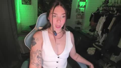 Nicol independent model online show from October 11, 9:46 pm