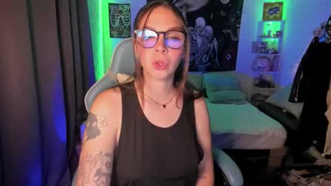 Nicol independent model online show from November 10, 11:48 pm