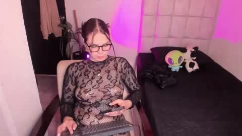 Nicol independent model online show from February 15, 9:33 pm