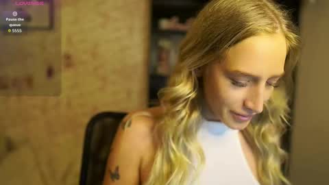 nicolette__shea_ online show from October 18, 7:20 am