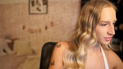 nicolette__shea_ online show from October 28, 8:29 am