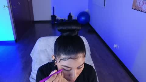 Nicoll  Independent model online show from April 11, 7:45 am