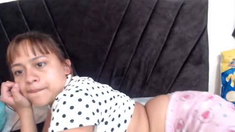 Snapshot of nicolle_braun chatting on December 12, 4:43 pm Nicolle online show from December 12, 4:43 pm