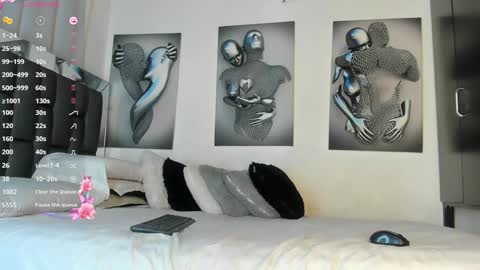 nicolle_hanks1 online show from December 14, 3:18 am