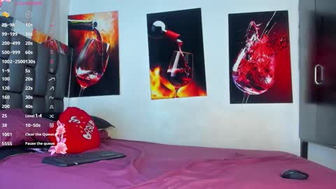 nicolle_hanks1 online show from September 26, 2:04 am