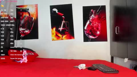 nicolle_hanks1 online show from September 30, 1:43 am