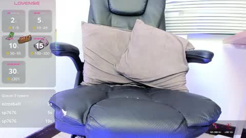 Snapshot of nicolle_smithh_ chatting on May 7, 11:59 am nicolle_smithh_ online show from May 7, 11:59 am