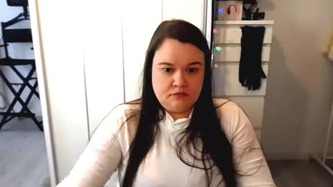 Snapshot of nightholly chatting on February 24, 8:34 am Holly online show from February 24, 8:34 am