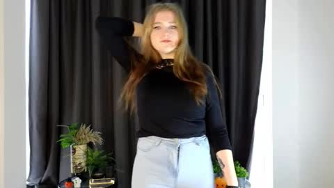 Snapshot of nightsaffron chatting on December 1, 7:35 am Azalea online show from December 1, 7:35 am