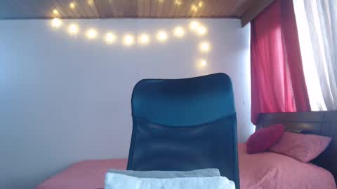 Niina Jones online show from December 15, 9:53 pm