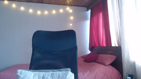 Niina Jones online show from December 17, 9:38 pm