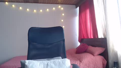 Niina Jones online show from December 18, 4:39 pm