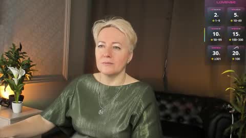 Snapshot of nika_smit chatting on February 15, 5:48 am Nika online show from February 15, 5:48 am