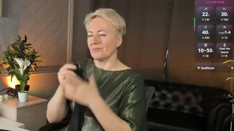 Snapshot of nika_smit chatting on February 15, 7:51 am Nika online show from February 15, 7:51 am