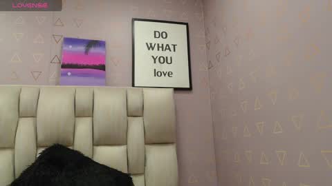 Snapshot of nikki_333 chatting on December 5, 5:59 am Nilly online show from December 5, 5:59 am