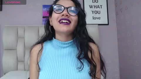 Snapshot of nikki_333 chatting on December 11, 4:28 am Nilly online show from December 11, 4:28 am