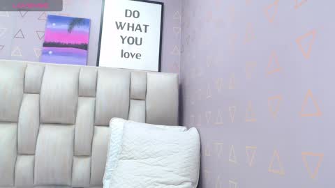 Snapshot of nikki_333 chatting on December 14, 8:13 am Nilly online show from December 14, 8:13 am