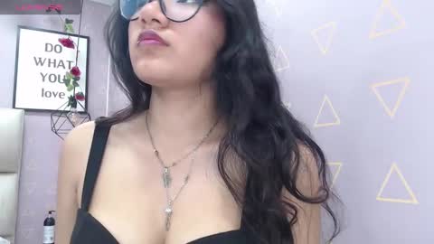 Snapshot of nikki_333 chatting on December 22, 1:12 am Nilly online show from December 22, 1:12 am