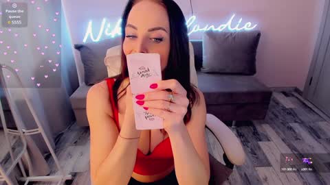 Snapshot of nikki_blondiee chatting on January 22, 7:03 am nikki_blondiee online show from January 22, 7:03 am
