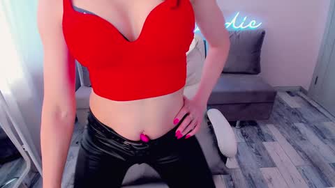 Snapshot of nikki_blondiee chatting on February 6, 5:46 am nikki_blondiee online show from February 6, 5:46 am