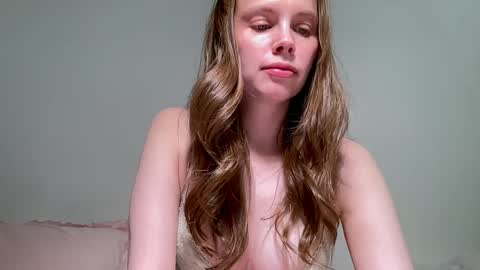 Snapshot of nikki_mi chatting on May 1, 10:09 am Nikki online show from May 1, 10:09 am