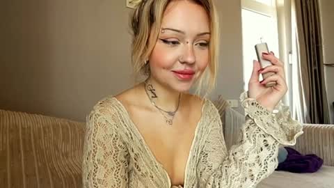 Snapshot of nikki_whatever chatting on December 21, 10:06 am nicolette online show from December 21, 10:06 am