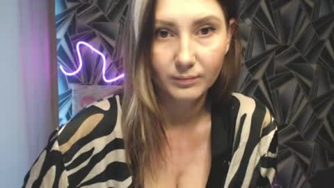 nikkikiss___ online show from May 20, 12:28 am