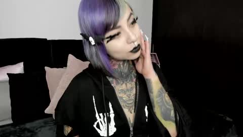 Nikki Ramone   online show from March 5, 2:36 am