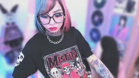 Nikki Ramone   online show from December 3, 9:13 pm