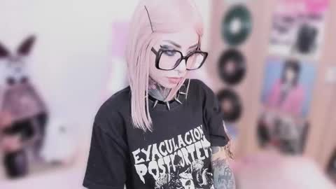 Nikki Ramone   online show from January 12, 11:26 am