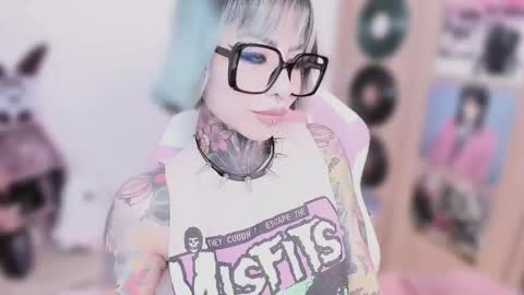 Snapshot of nikkiramone chatting on February 24, 11:30 am Nikki Ramone online show from February 24, 11:30 am