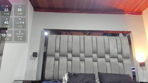 Snapshot of nikkysmiith chatting on October 16, 11:33 am online show from October 16, 11:33 am