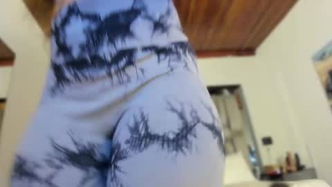 Snapshot of nikkysmiith chatting on November 6, 11:11 am online show from November 6, 11:11 am