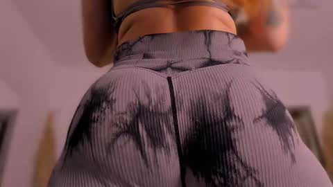 Snapshot of nikkysmiith chatting on November 13, 11:53 am online show from November 13, 11:53 am