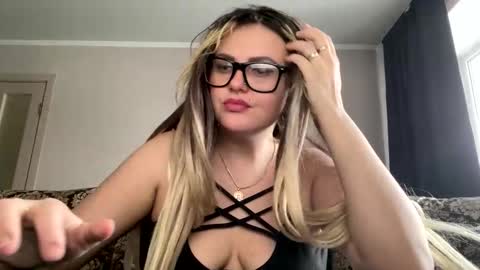 Snapshot of niko_peach chatting on December 2, 6:09 am Nika online show from December 2, 6:09 am