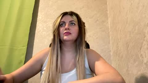 Snapshot of niko_peach chatting on December 9, 11:47 am Nika online show from December 9, 11:47 am