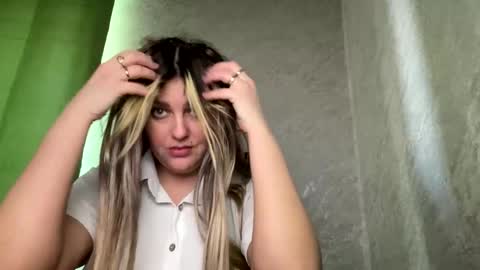 Snapshot of niko_peach chatting on December 10, 7:16 am Nika online show from December 10, 7:16 am