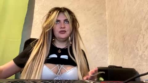 Snapshot of niko_peach chatting on December 12, 10:13 am Nika online show from December 12, 10:13 am