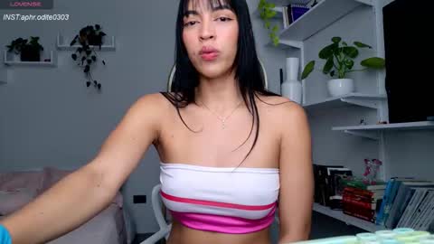 Snapshot of nikol_je chatting on September 19, 8:53 pm Nicole cam online show from September 19, 8:53 pm