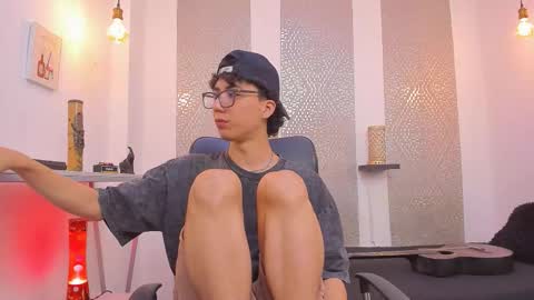 Snapshot of nikolay_gregori chatting on October 10, 5:39 am online show from October 10, 5:39 am