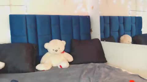 nikolle_huyt online show from September 23, 9:07 pm
