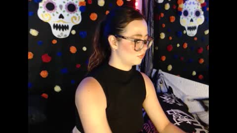 nikolle_huyt online show from October 7, 9:01 pm